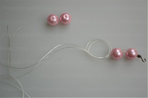 How to string a pearl necklace with knots step2